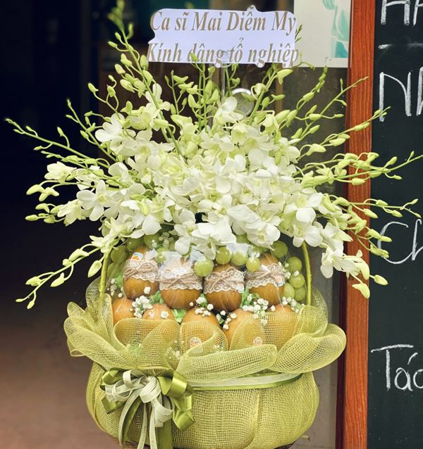 Giỏ trái cây đi kèm phong bì thắp hương tỏ lòng thành kính