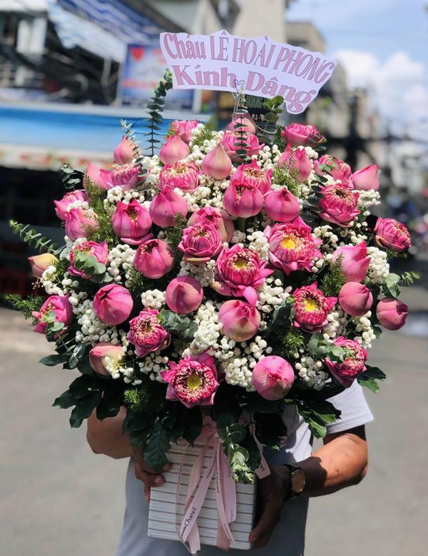 Phong thư thắp hương và hoa tươi là 2 vật lễ không thể thiếu