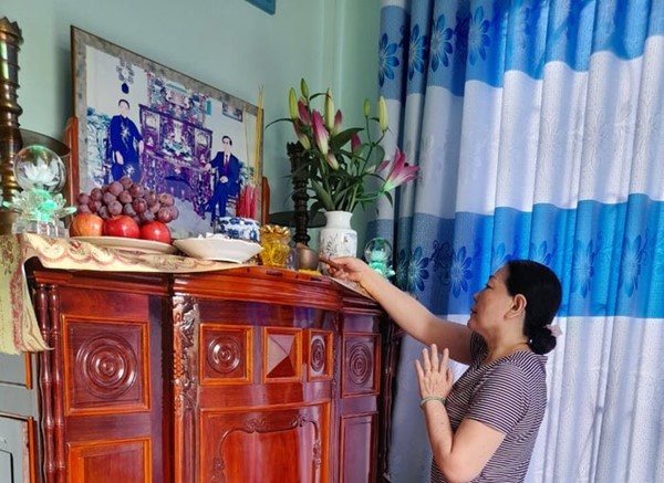 Viết phong bì thắp hương là cách thể hiện lòng thành