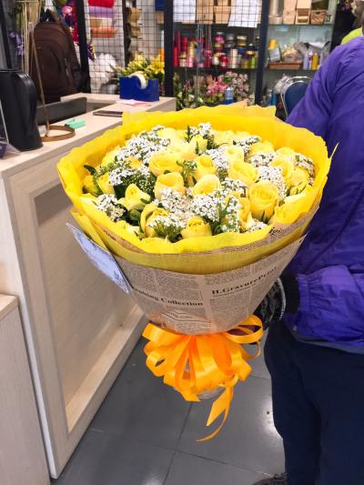 Bó hoa hồng vàng cùng những loài hoa khác tô điểm cho hoa mua thu