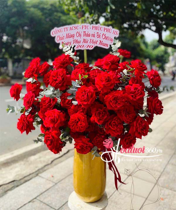 Bình hoa hồng đỏ - Sống đời rực rỡ