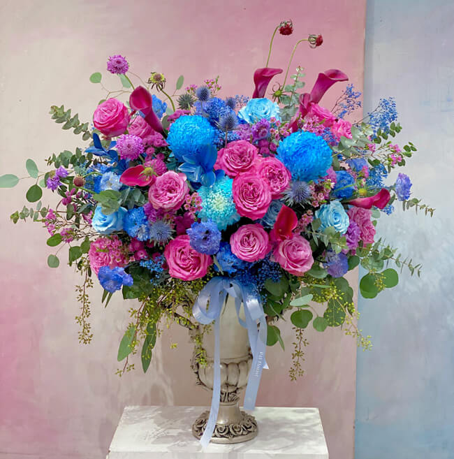 Đối với bó cúc mẫu đơn hoặc bó cúc mẫu đơn xanh dương khổng lồ sẽ có giá đắt hơn, khoảng 1.000.000 dồng - 2.500.000 đồng